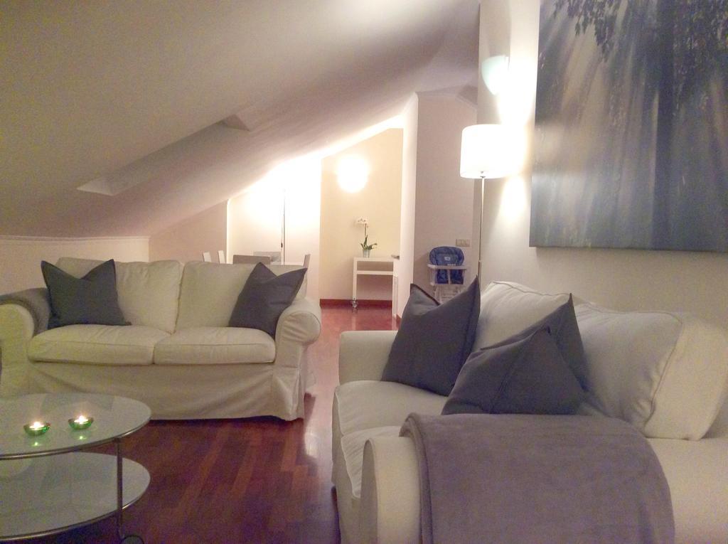 Apartment La Mansarda ألبا الغرفة الصورة