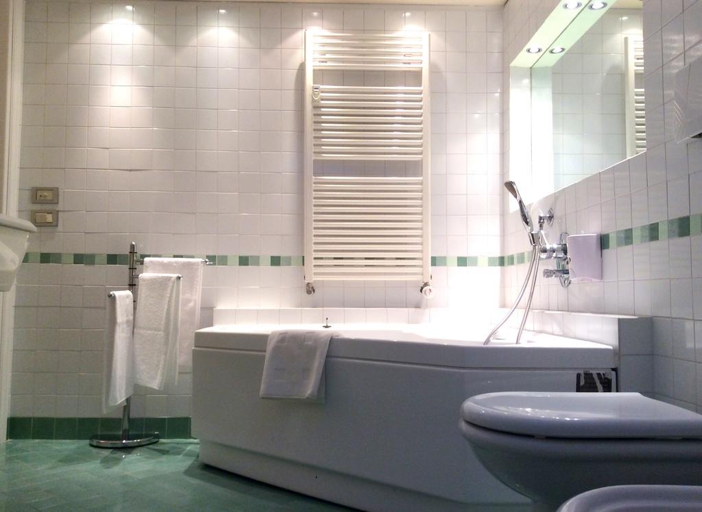 Apartment La Mansarda ألبا الغرفة الصورة