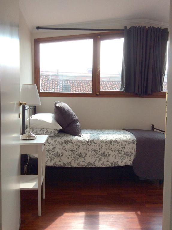 Apartment La Mansarda ألبا الغرفة الصورة