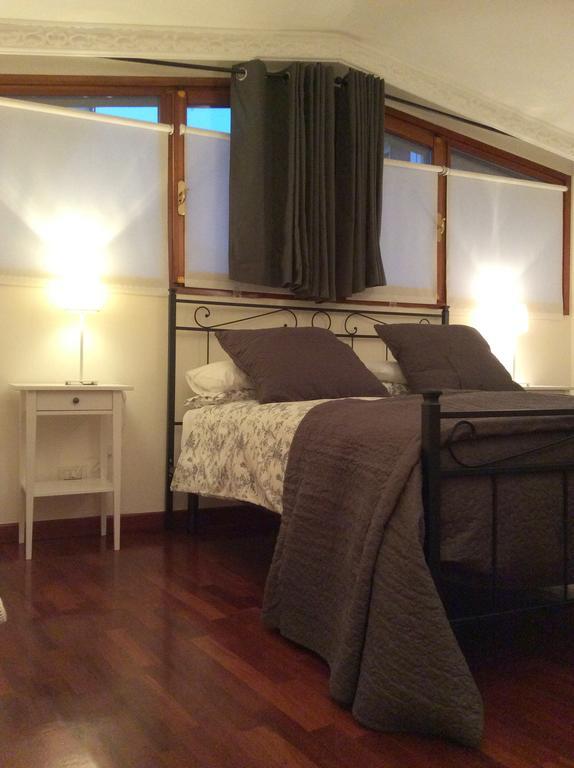Apartment La Mansarda ألبا الغرفة الصورة